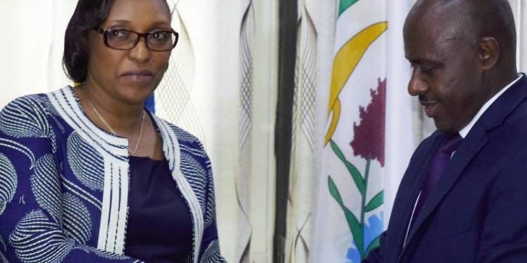 MINEDUC: Dr Uwamariya au chevet d’un malade chronique