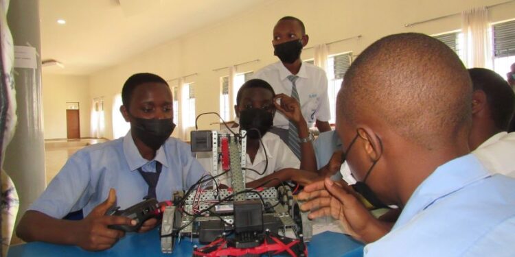 Rwanda : des adolescents initiés au robotique