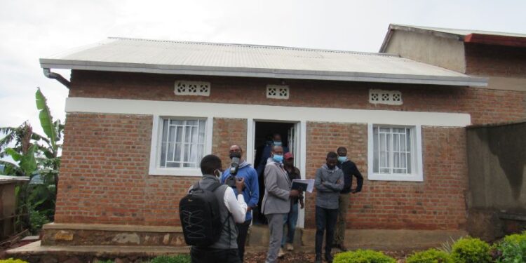 Croix Rouge Rwandaise : des rescapés reçoivent des maisons solides à Ndera