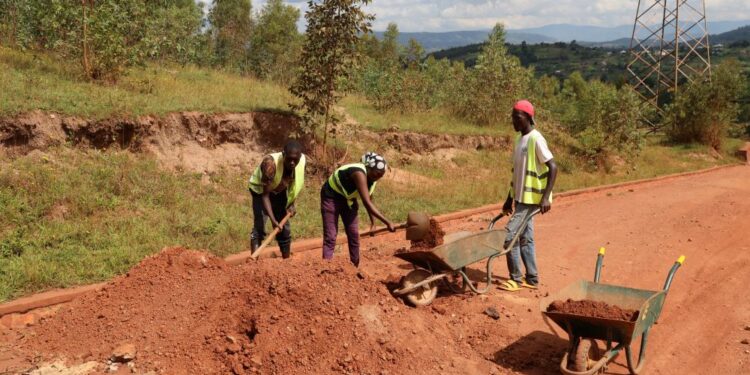 Kamonyi: entretien des routes, espoir pour les jeunes