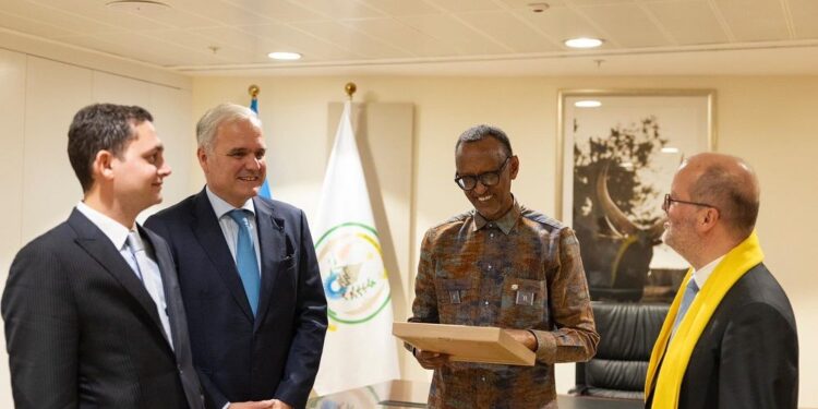 Kagame reçoit les PDG des entreprises pharmaceutiques