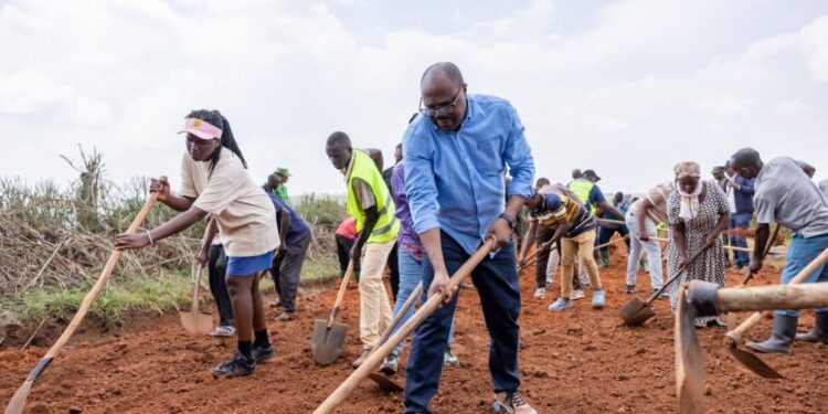 Rwanda-Umuganda: Réhabilitation d’une route à Gahini